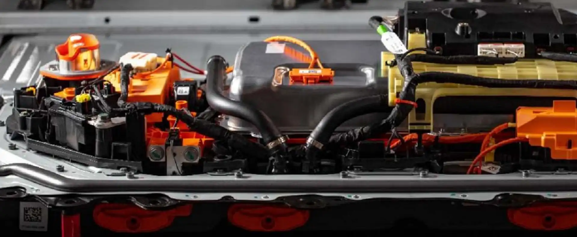 Batería y cables naranja alta tensión coche eléctrico